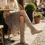 Damen Slouchy Stiefel in Wildlederoptik mit Knöchelriemen – Kniehohe Stiefel mit Blockabsatz, Herbst Winter