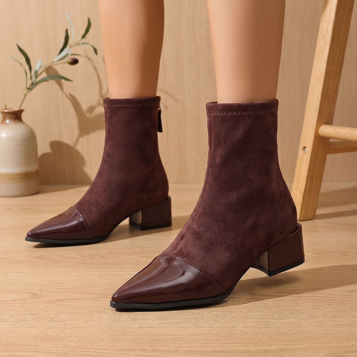 Damen Spitze Stiefeletten in Wildlederoptik mit Lackdetails – Sock Boots mit Blockabsatz, Herbst Winter