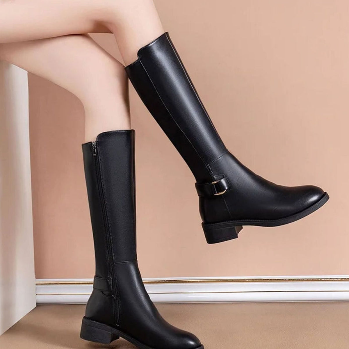 Damen Kniehohe Stiefel Schwarz aus Kunstleder mit goldener Schnalle – Stiefel mit Blockabsatz, Herbst Winter