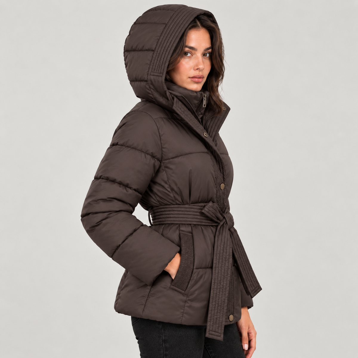 Damen Steppjacke mit Kapuze und Bindegürtel – Taillierte Winterjacke mit Reißverschluss