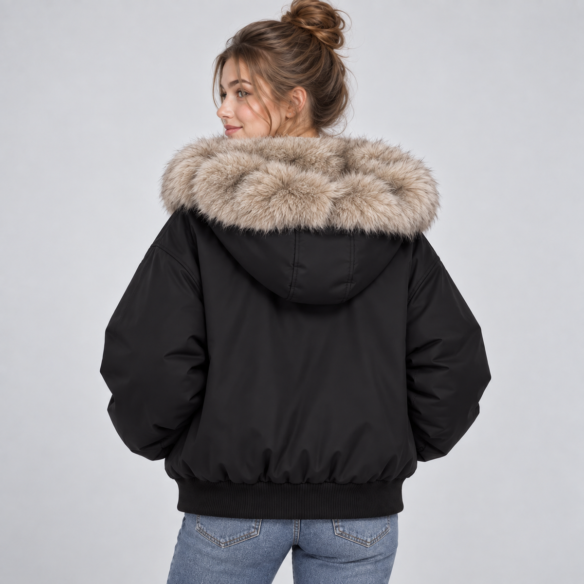 Damen Kurze Steppjacke mit Kunstfellkapuze – Warme Winterjacke mit Fellbesatz