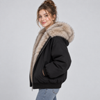 Damen Kurze Steppjacke mit Kunstfellkapuze – Warme Winterjacke mit Fellbesatz