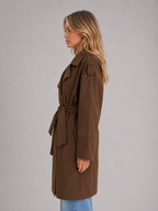 Damen Trenchcoat Braun in Wildlederoptik – Langer Mantel mit Bindegürtel und Doppelknopfleiste, Herbst