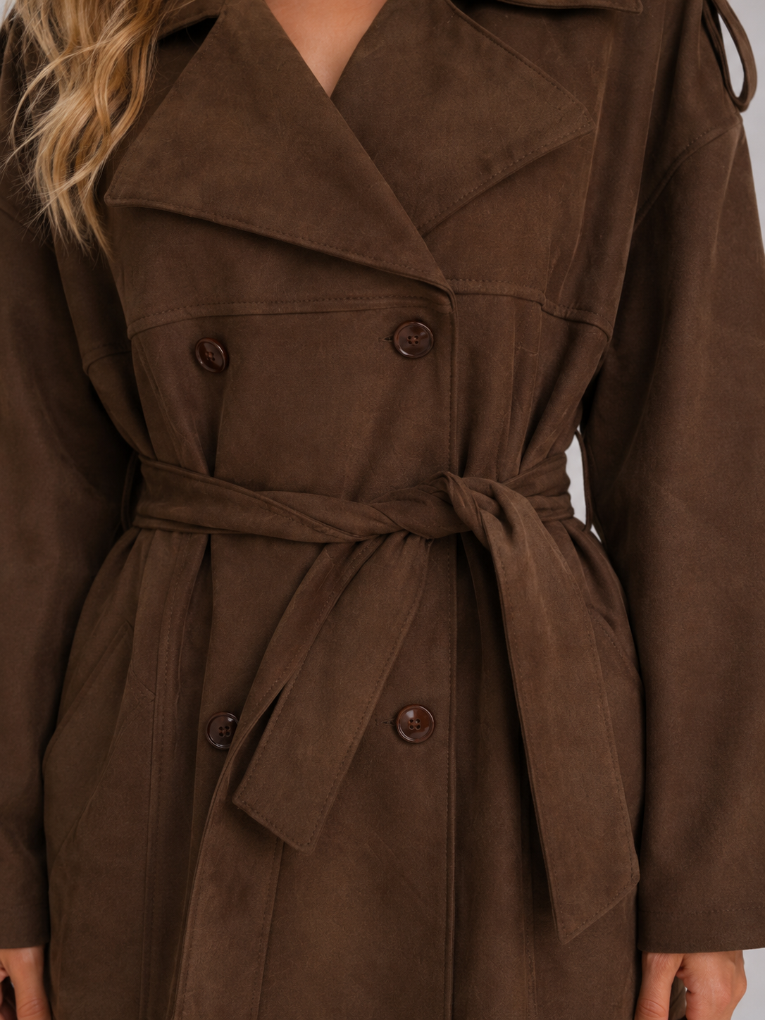 Damen Trenchcoat Braun in Wildlederoptik – Langer Mantel mit Bindegürtel und Doppelknopfleiste, Herbst