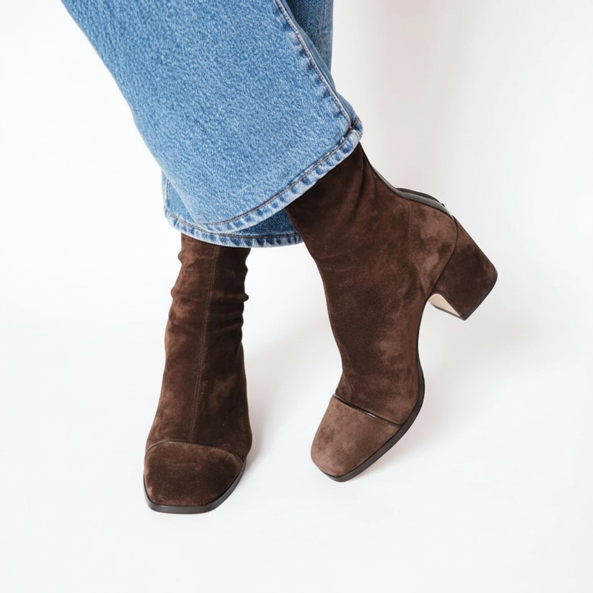 Damen Wildleder Stiefeletten Dunkelbraun – Sock Boots mit eckiger Zehenpartie und Blockabsatz