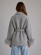 Damen Kurzer Wickelmantel aus Wollmischung – Mantel mit Bindegürtel und Kunstfellmanschetten, Winter