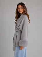 Damen Kurzer Wickelmantel aus Wollmischung – Mantel mit Bindegürtel und Kunstfellmanschetten, Winter