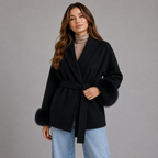 Damen Kurzer Wickelmantel aus Wollmischung – Mantel mit Bindegürtel und Kunstfellmanschetten, Winter