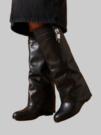 Damen Kniehohe Stiefel Schwarz mit Umschlag – Kunstleder Faltstiefel mit Keilabsatz, Herbst Winter