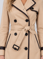 Damen Trenchcoat Beige mit Kontrastpaspeln – Langer Mantel mit Bindegürtel und Doppelknopfleiste, Herbst