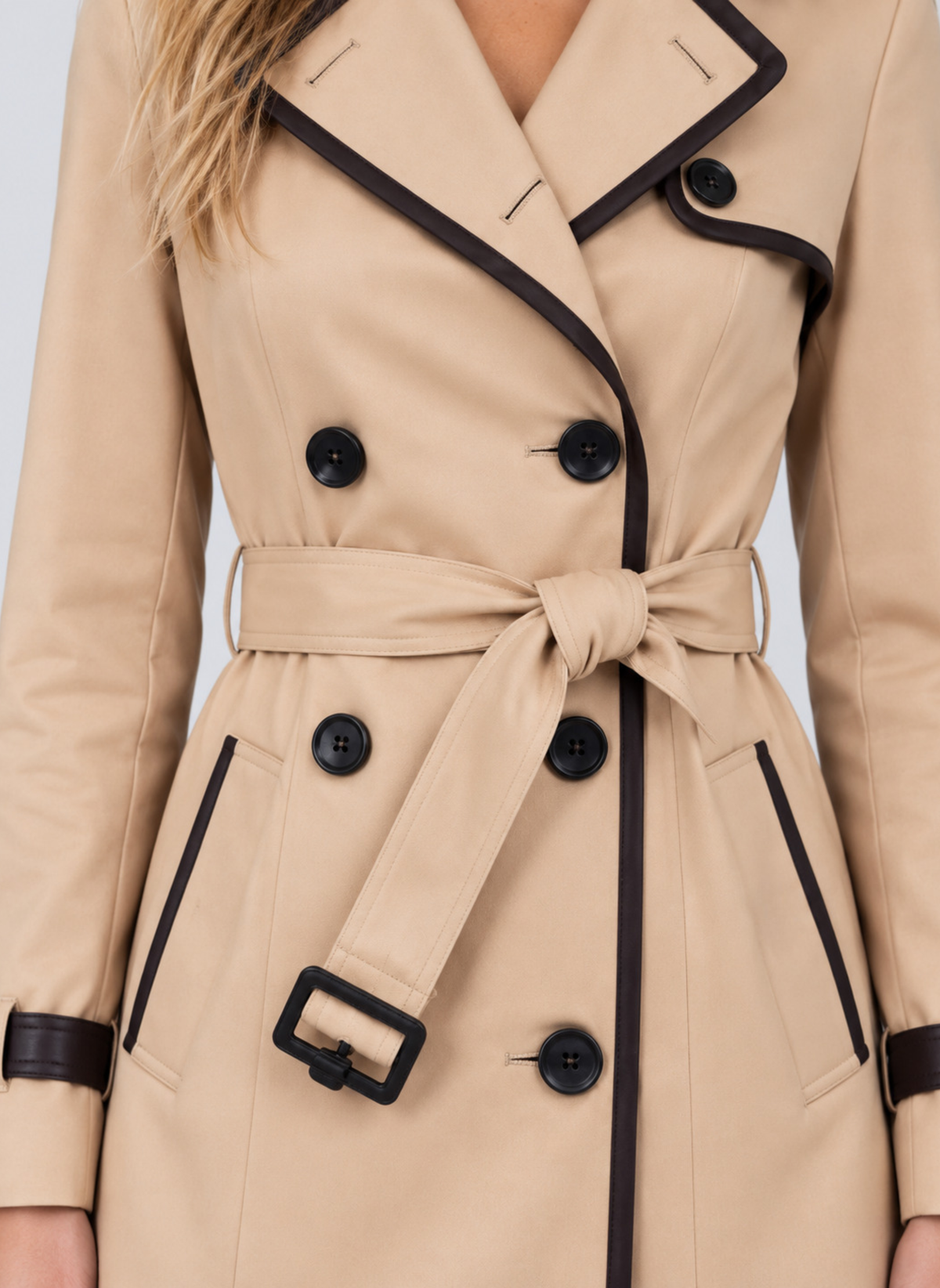 Damen Trenchcoat Beige mit Kontrastpaspeln – Langer Mantel mit Bindegürtel und Doppelknopfleiste, Herbst