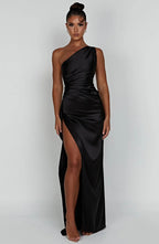 Asymmetrisches Satin-Abendkleid mit hohem Beinschlitz und Falten