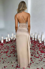 Asymmetrisches Satin-Abendkleid mit hohem Beinschlitz und Falten