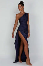 Asymmetrisches Satin-Abendkleid mit hohem Beinschlitz und Falten