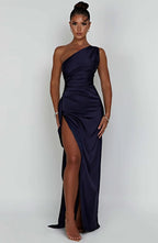 Asymmetrisches Satin-Abendkleid mit hohem Beinschlitz und Falten