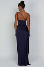 Asymmetrisches Satin-Abendkleid mit hohem Beinschlitz und Falten