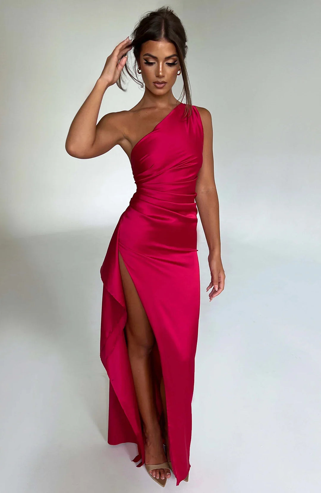 Asymmetrisches Satin-Abendkleid mit hohem Beinschlitz und Falten