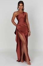 Asymmetrisches Satin-Abendkleid mit hohem Beinschlitz und Falten