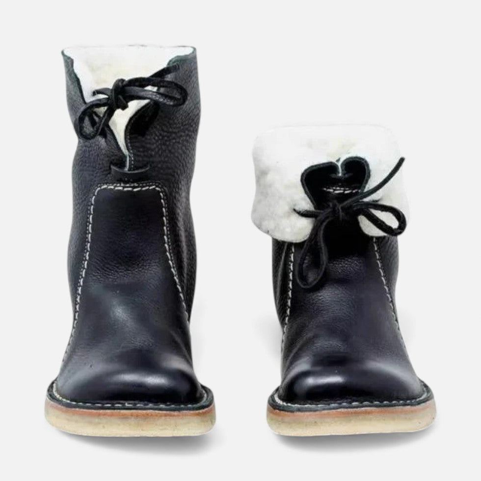 Gefütterte Damenstiefel mit Schnürung und Umschlag
