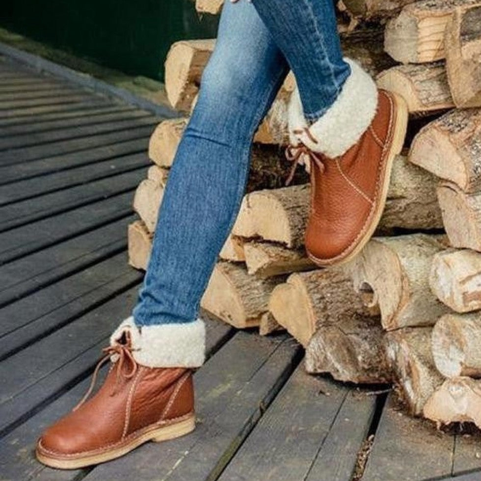 Gefütterte Damenstiefel mit Schnürung und Umschlag