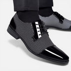 Herren Schnürschuhe mit spitzer Form und strukturierter Oberfläche