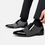Herren Schnürschuhe mit spitzer Form und strukturierter Oberfläche