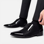 Herren Schnürschuhe mit spitzer Form und strukturierter Oberfläche