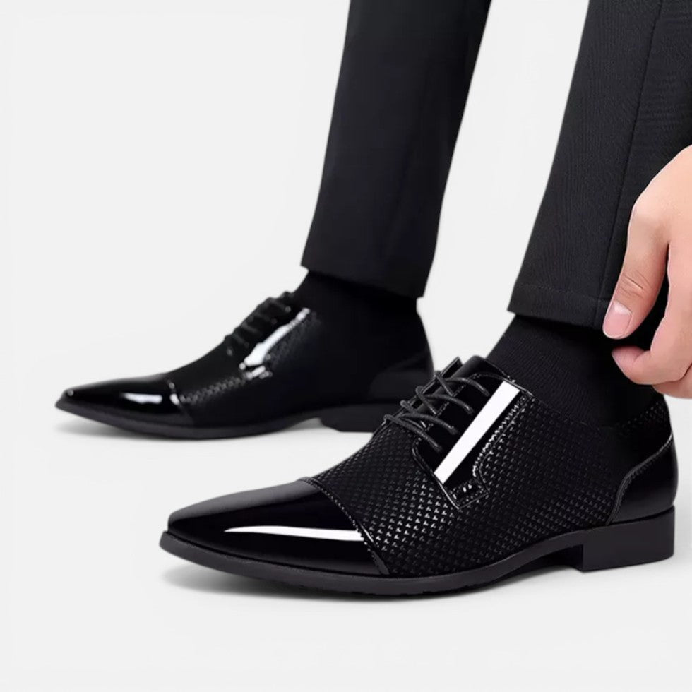 Herren Schnürschuhe mit spitzer Form und strukturierter Oberfläche