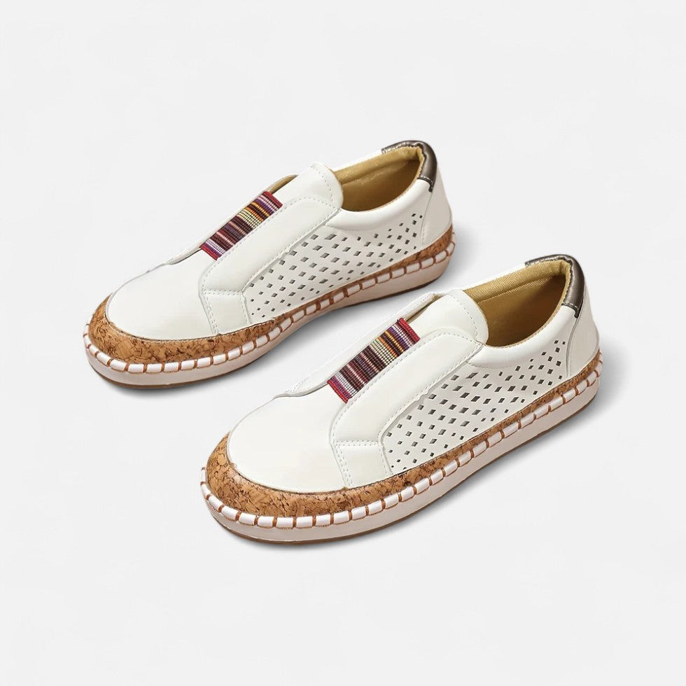 Slip On Sneaker mit Lochmuster und Bastdetails