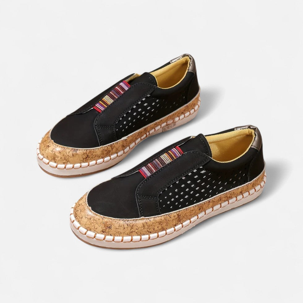 Slip On Sneaker mit Lochmuster und Bastdetails